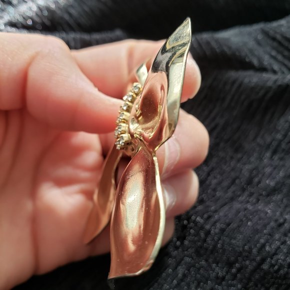 Vintage Large Gold Tone Bow with Rhinestone Centre Collar Pin - Picture 6 of 11